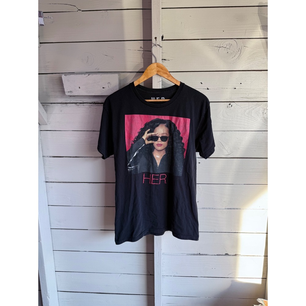 H.E.R. Artist Photo Graphic T-Shirt Mens Medium Black Pink R&B Concert Tour Tee